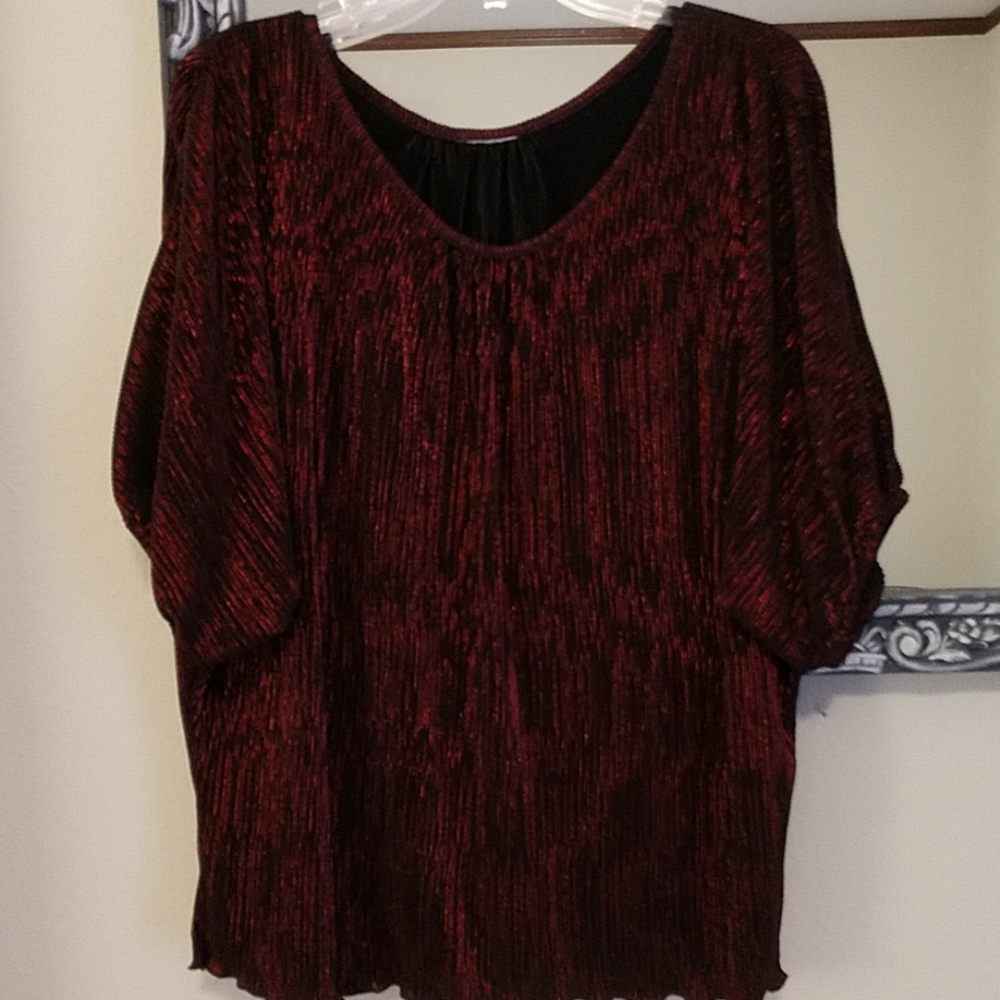 Red black flowy blouse 3/4 sleeves